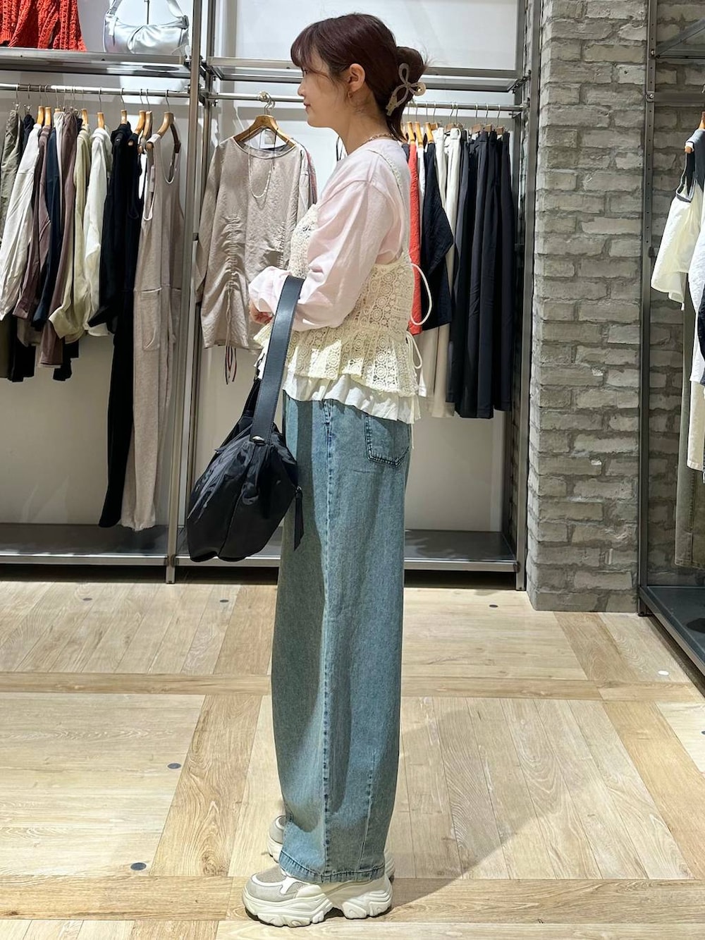 ホワイト系のキャミソール、ブラック系のショルダーバッグ、ピンク系のTシャツ/カットソーを着用したレディースの春コーディネートの3枚目の写真