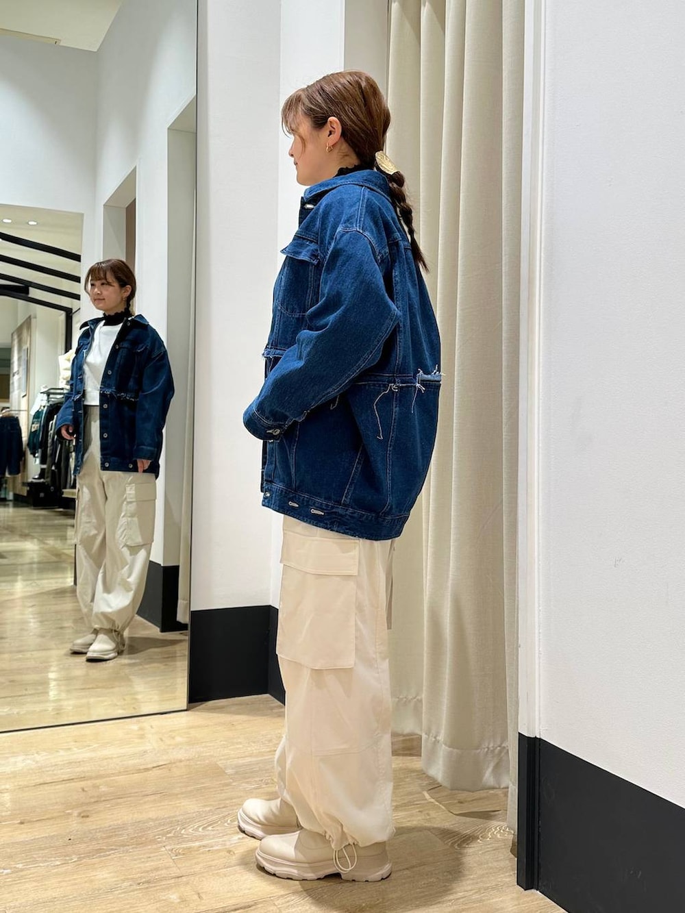 ホワイト系のTシャツ/カットソー、ホワイト系のカーゴパンツ、ブルー系のデニムジャケットを着用したレディースの冬コーディネートの2枚目の写真