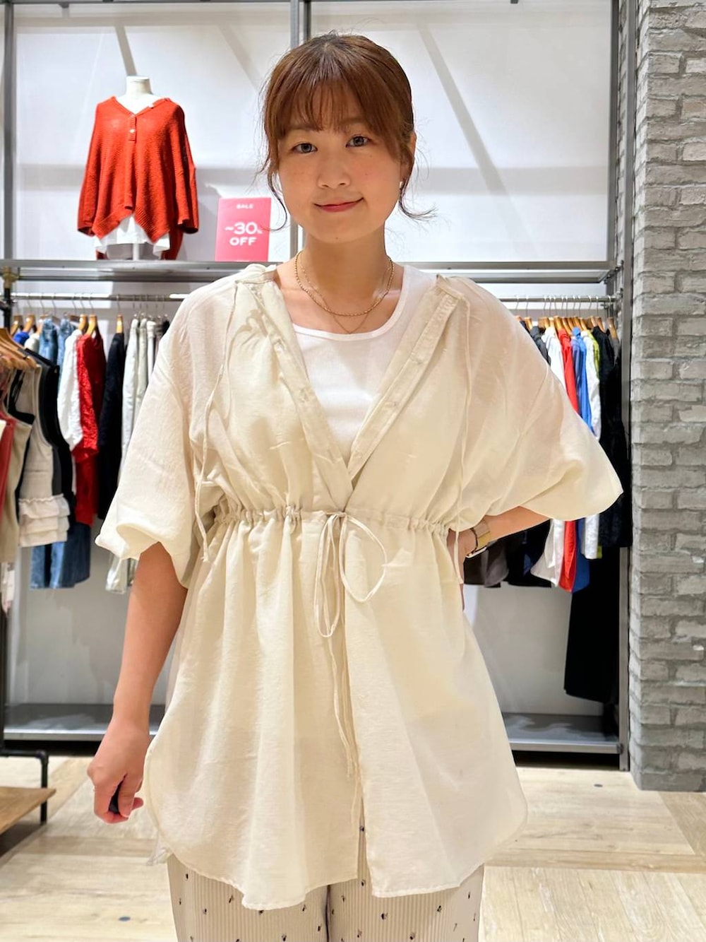 ベージュ系のその他パンツ、ホワイト系のサンダルを着用したレディースの夏コーディネートの4枚目の写真