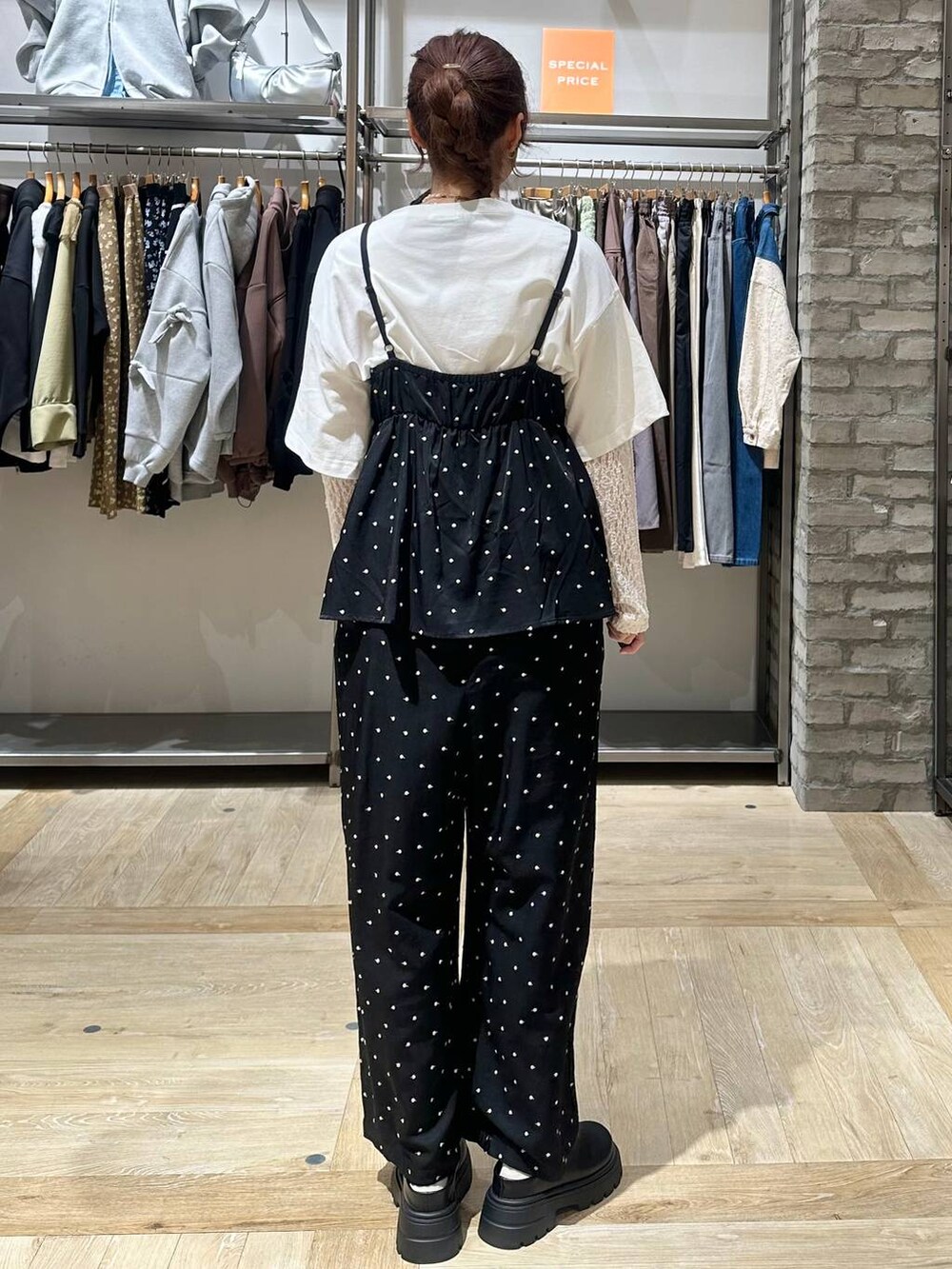 ブラック系のその他シューズ、ホワイト系のTシャツ/カットソー、ブラック系のサロペット/オーバーオールを着用したレディースの春コーディネートの3枚目の写真