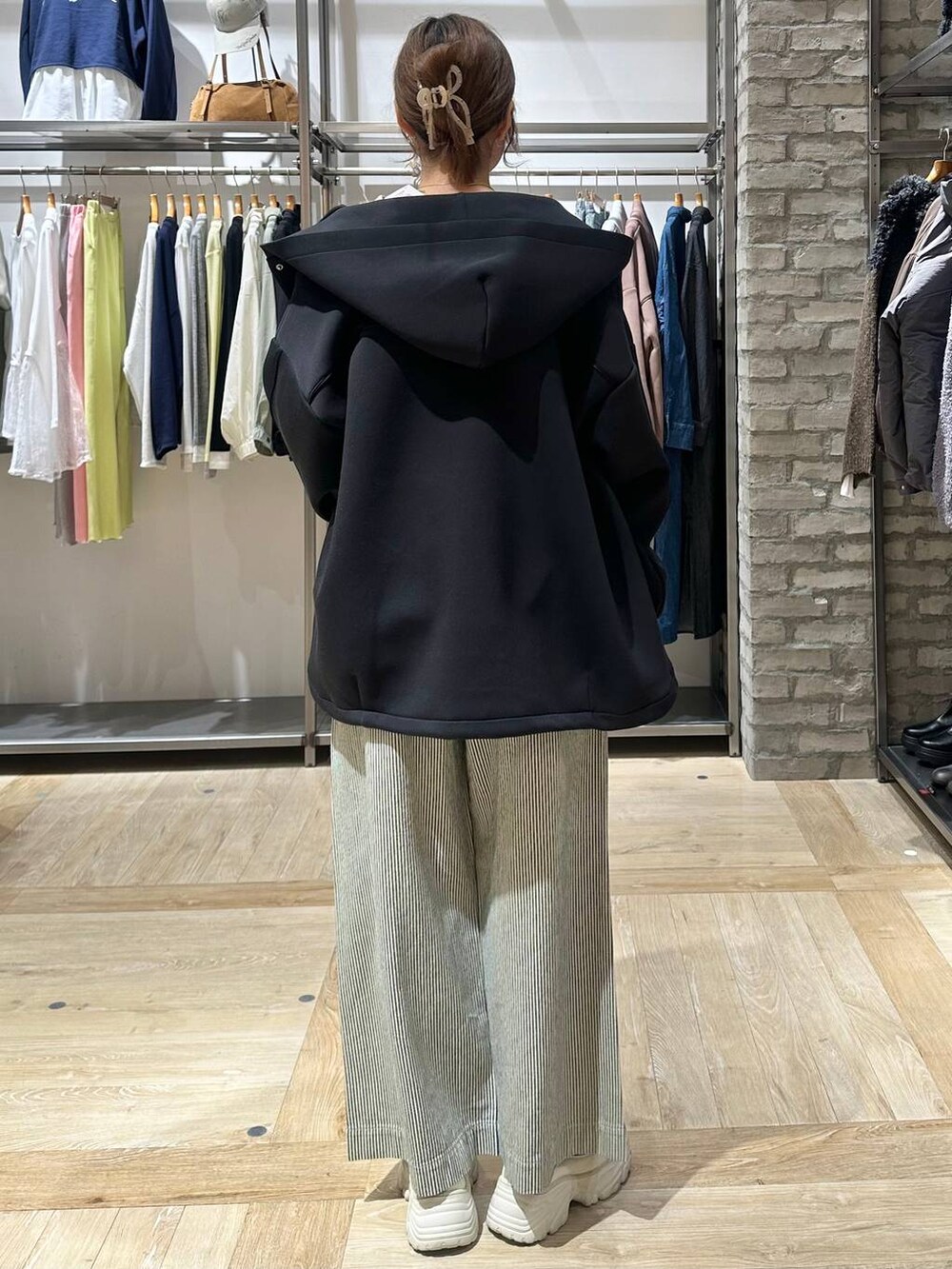 ブラック系のブルゾン、その他のショルダーバッグ、ベージュ系のシャツ/ブラウスを着用したレディースの冬コーディネートの3枚目の写真