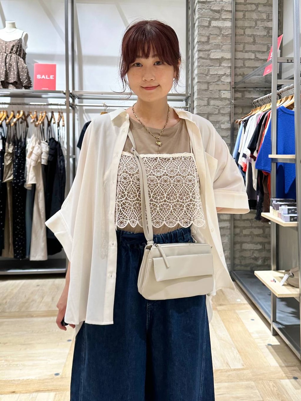 ホワイト系のその他トップス、ベージュ系のTシャツ/カットソー、ブラウン系のサンダルを着用したレディースの夏コーディネートの4枚目の写真