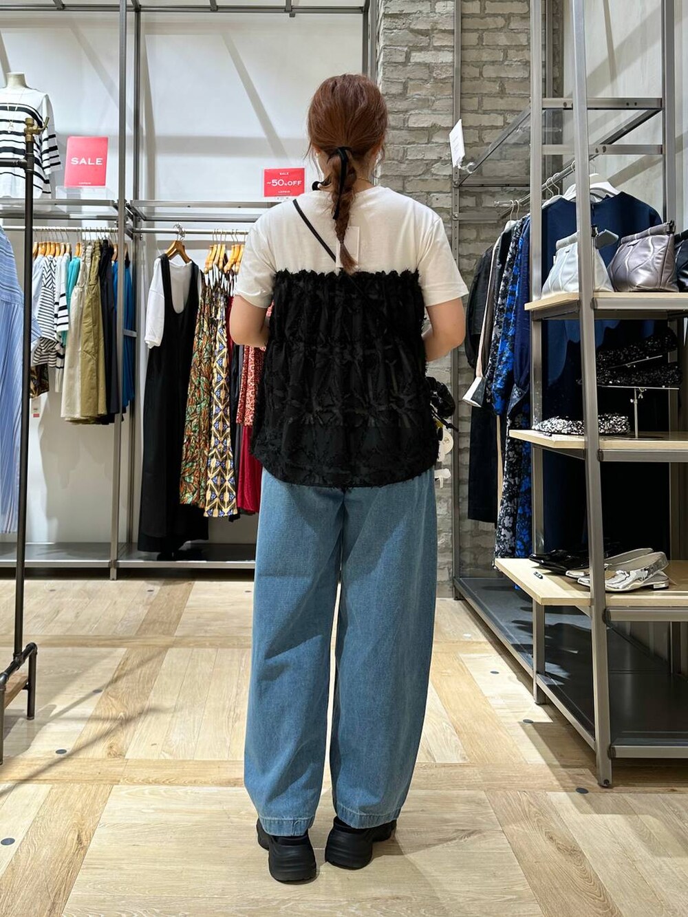 ブラック系のサンダル、ホワイト系のTシャツ/カットソー、ブラック系のショルダーバッグを着用したレディースの夏コーディネートの3枚目の写真