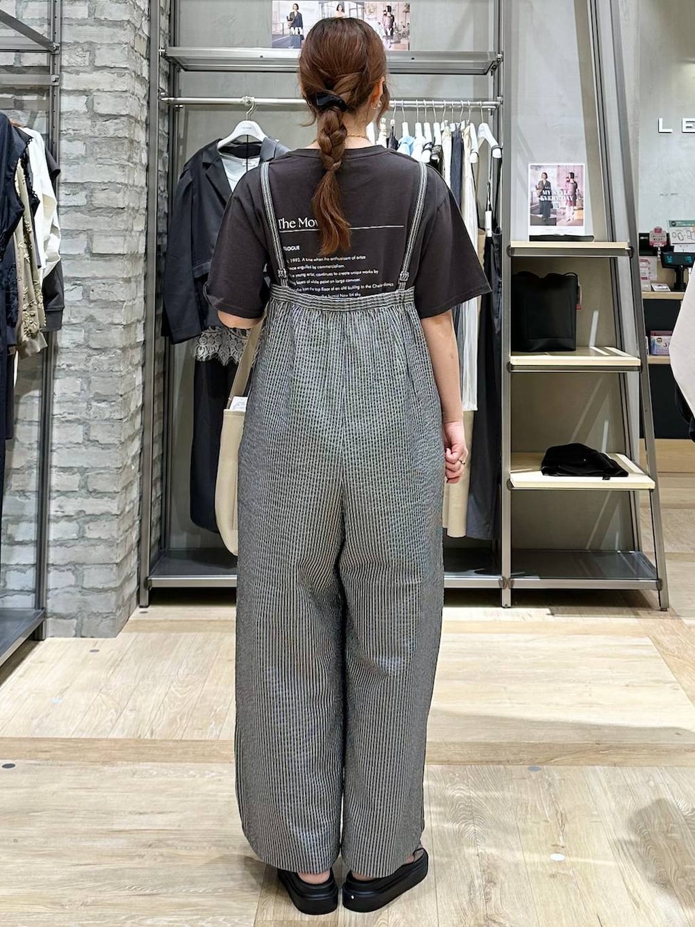 その他のサンダル、ホワイト系のトートバッグ、グレー系のサロペット/オーバーオールを着用したレディースの春コーディネートの3枚目の写真