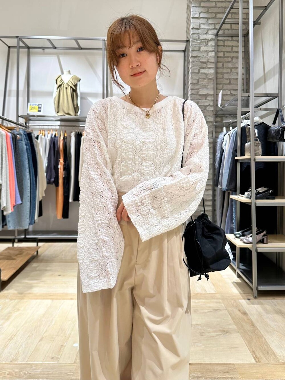 ホワイト系のショルダーバッグ、ベージュ系のその他パンツ、ホワイト系のTシャツ/カットソーを着用したレディースの春コーディネートの5枚目の写真