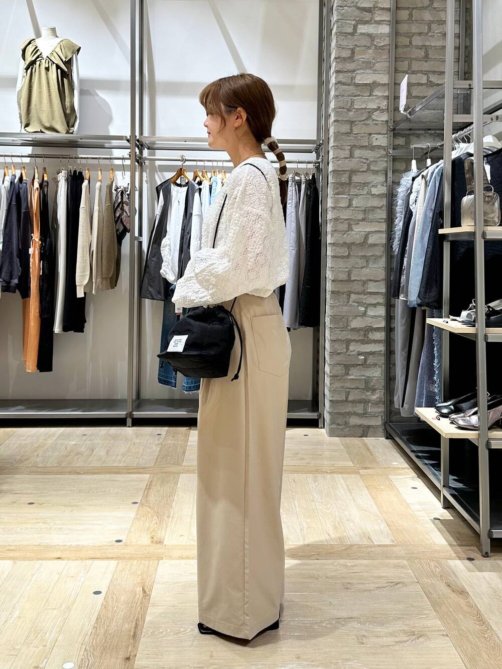 ホワイト系のショルダーバッグ、ベージュ系のその他パンツ、ホワイト系のTシャツ/カットソーを着用したレディースの春コーディネートの3枚目の写真