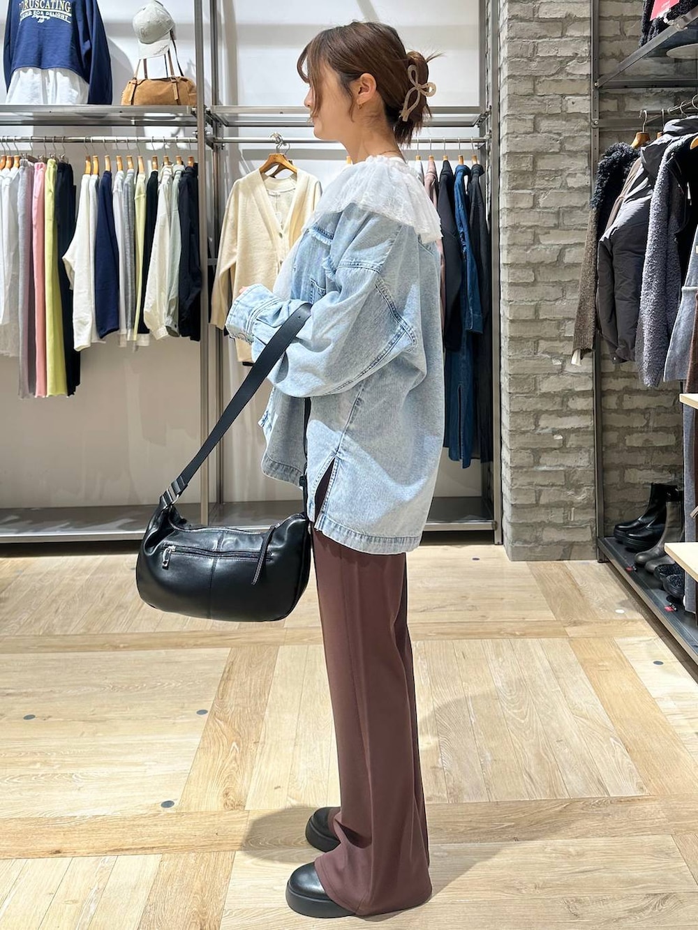 ブラック系のサンダル、ブルー系のシャツ/ブラウス、ブラウン系のその他パンツを着用したレディースの冬コーディネートの2枚目の写真