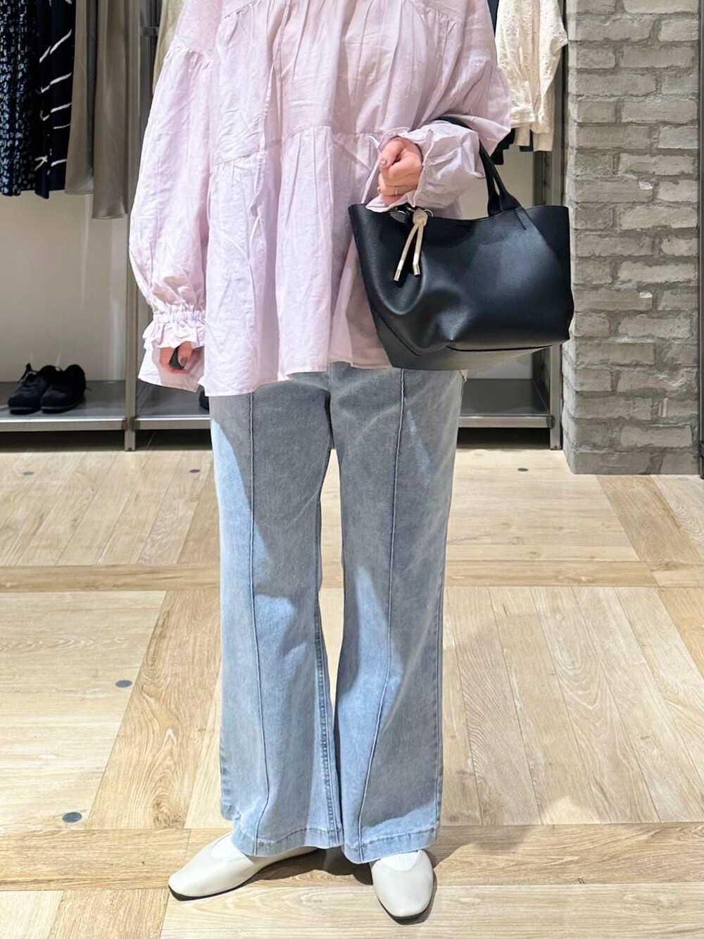 ブラック系のトートバッグ、ホワイト系のパンプス、ピンク系のマタニティウェア/グッズを着用したレディースの春コーディネートの5枚目の写真