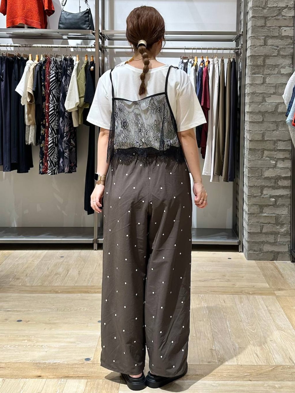 ブラック系のサンダル、ブラウン系のその他パンツ、ホワイト系のTシャツ/カットソーを着用したレディースの夏コーディネートの3枚目の写真