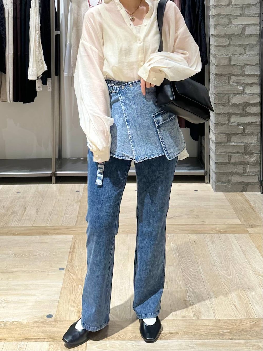 ホワイト系のシャツ/ブラウス、ブラック系のショルダーバッグ、ブラック系のパンプスを着用したレディースの春コーディネートの5枚目の写真