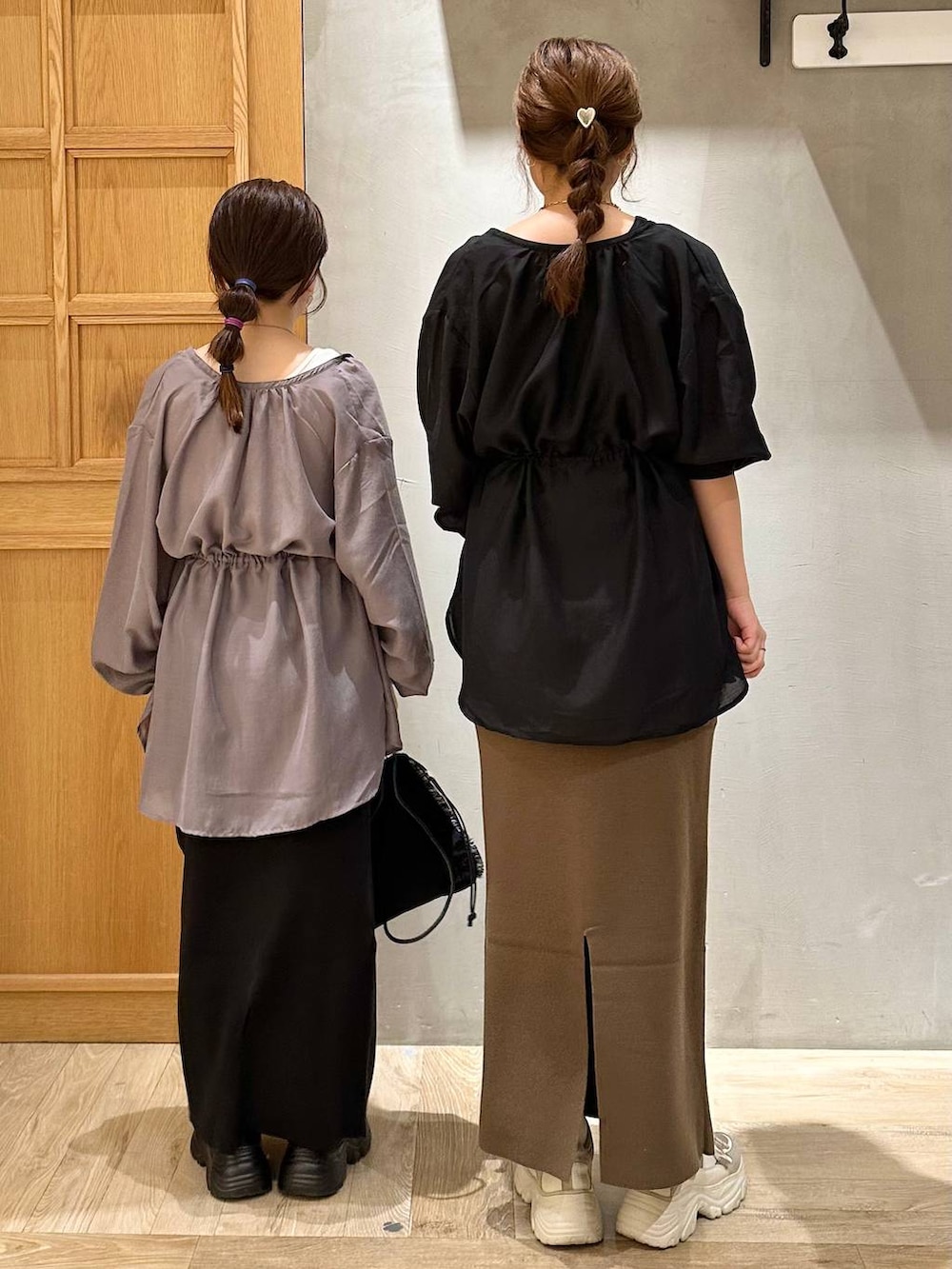 グレー系のシャツ/ブラウス、ブラック系のシャツ/ブラウス、ブラウン系のスカートを着用したレディースの秋コーディネートの3枚目の写真