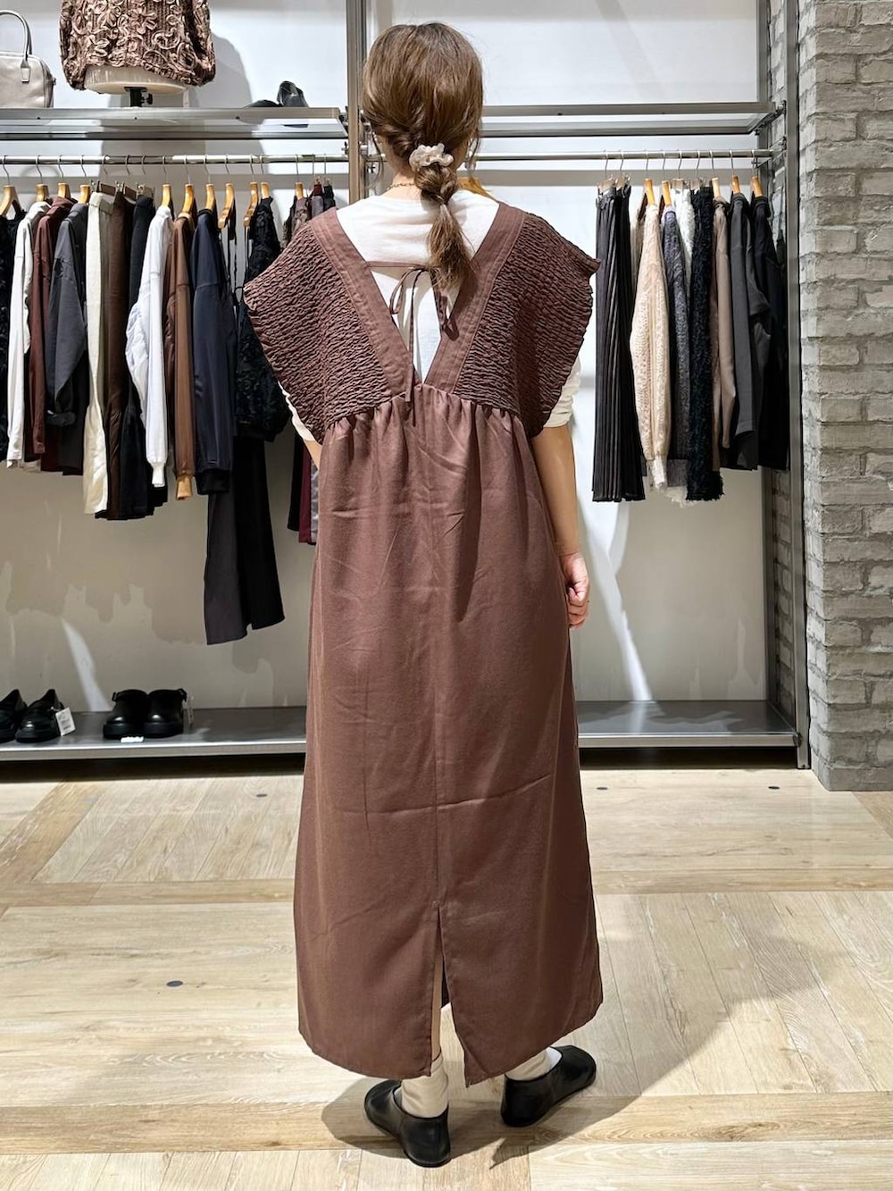 ブラック系のショルダーバッグ、ホワイト系のTシャツ/カットソー、ブラック系のパンプスを着用したレディースの秋コーディネートの3枚目の写真