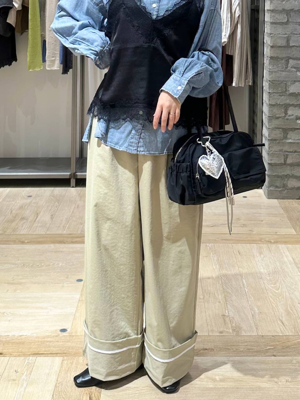 ベージュ系のその他パンツ、ブラック系のパンプス、ブルー系のシャツ/ブラウスを着用したレディースの春コーディネートの5枚目の写真