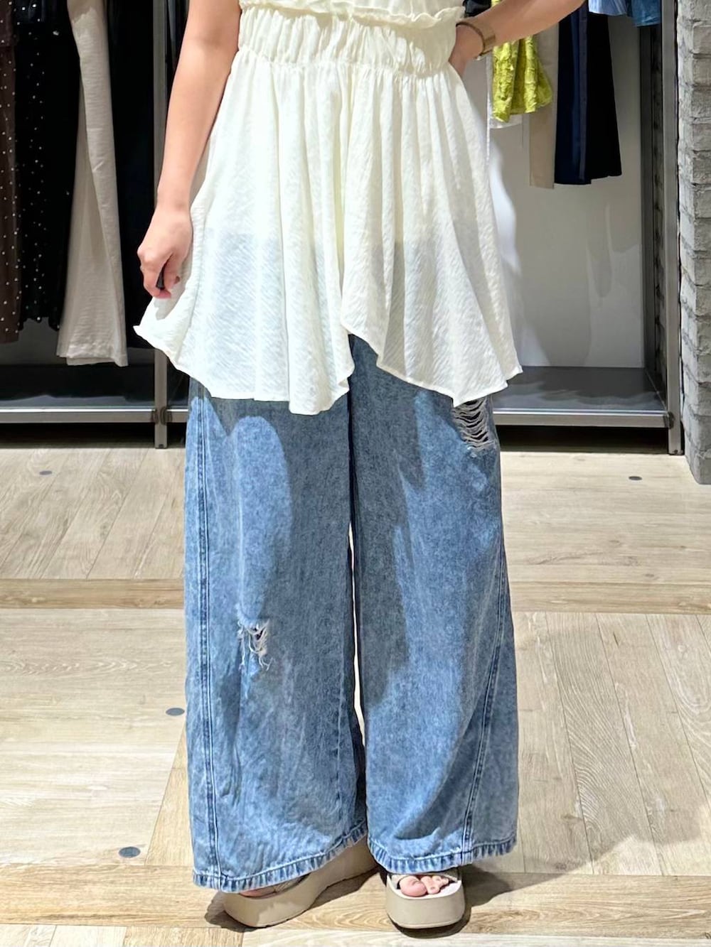 ブルー系のデニムパンツ、ホワイト系のその他トップス、ホワイト系のTシャツ/カットソーを着用したレディースの夏コーディネートの5枚目の写真