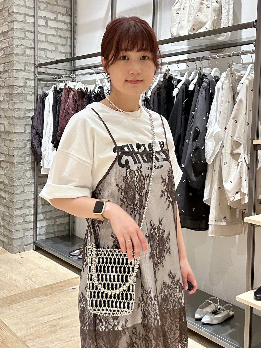 ベージュ系のその他パンツ、ブラック系のサンダル、シルバー系のショルダーバッグを着用したレディースの春コーディネートの4枚目の写真