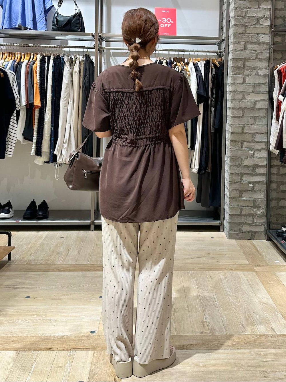 ベージュ系のその他パンツ、ブラウン系のシャツ/ブラウス、ブラウン系のショルダーバッグを着用したレディースの夏コーディネートの3枚目の写真