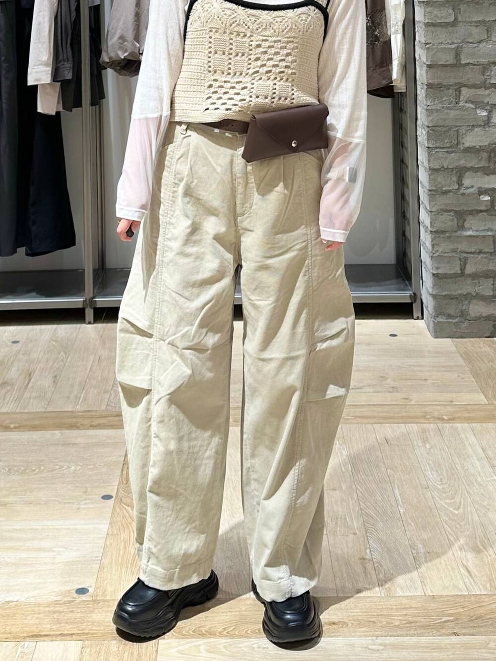 ブラック系のローファー、ベージュ系のその他パンツ、ホワイト系のその他トップスを着用したレディースの秋コーディネートの5枚目の写真