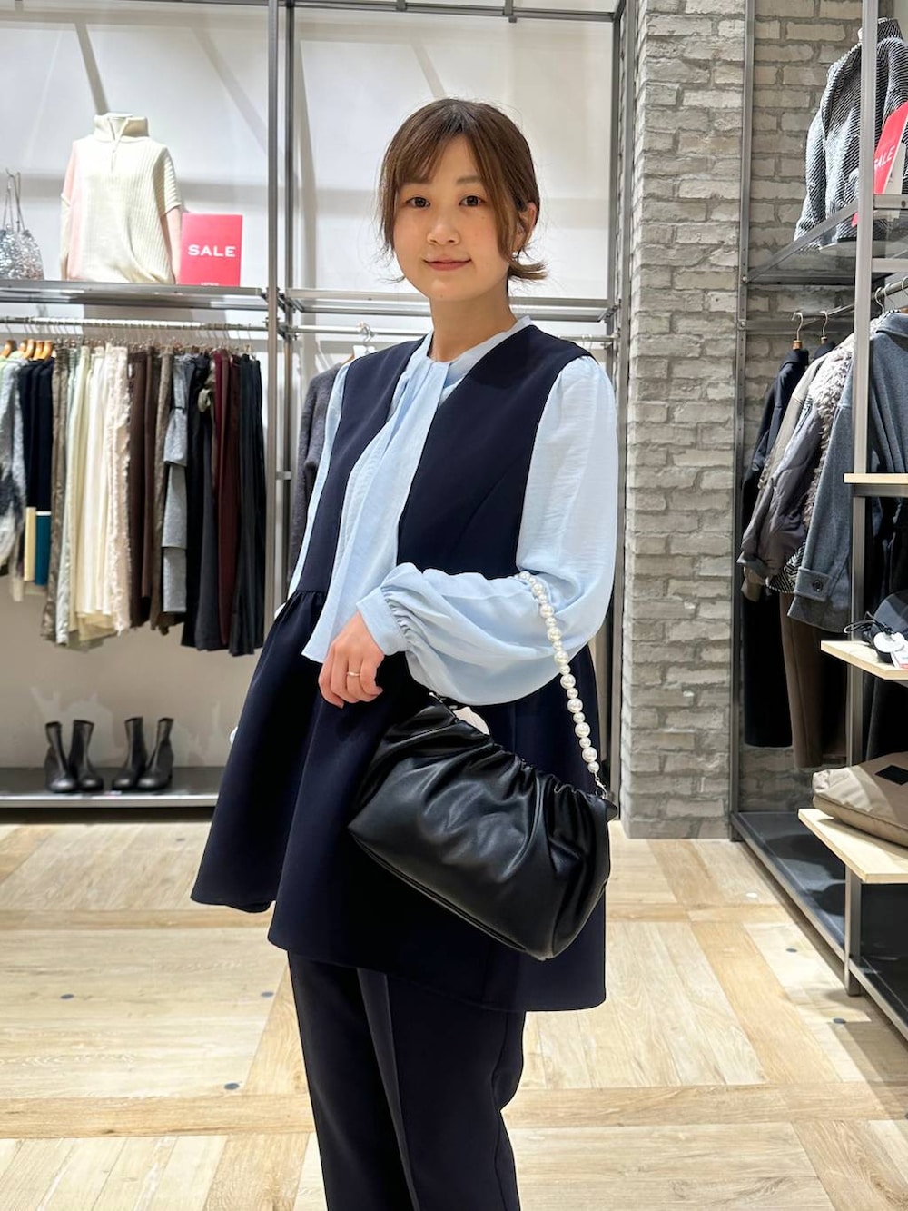 ブルー系のその他パンツ、ブルー系のその他アウター、ブルー系のシャツ/ブラウスを着用したレディースの冬コーディネートの6枚目の写真