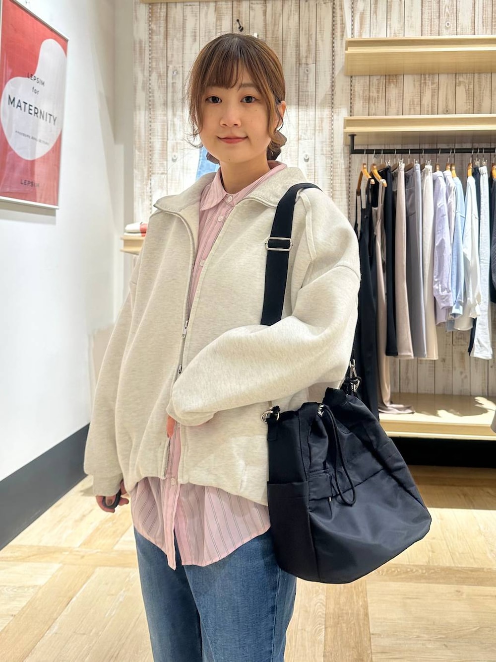 ピンク系のシャツ/ブラウス、ブラック系のショルダーバッグ、ホワイト系のスニーカーを着用したレディースの冬コーディネートの4枚目の写真