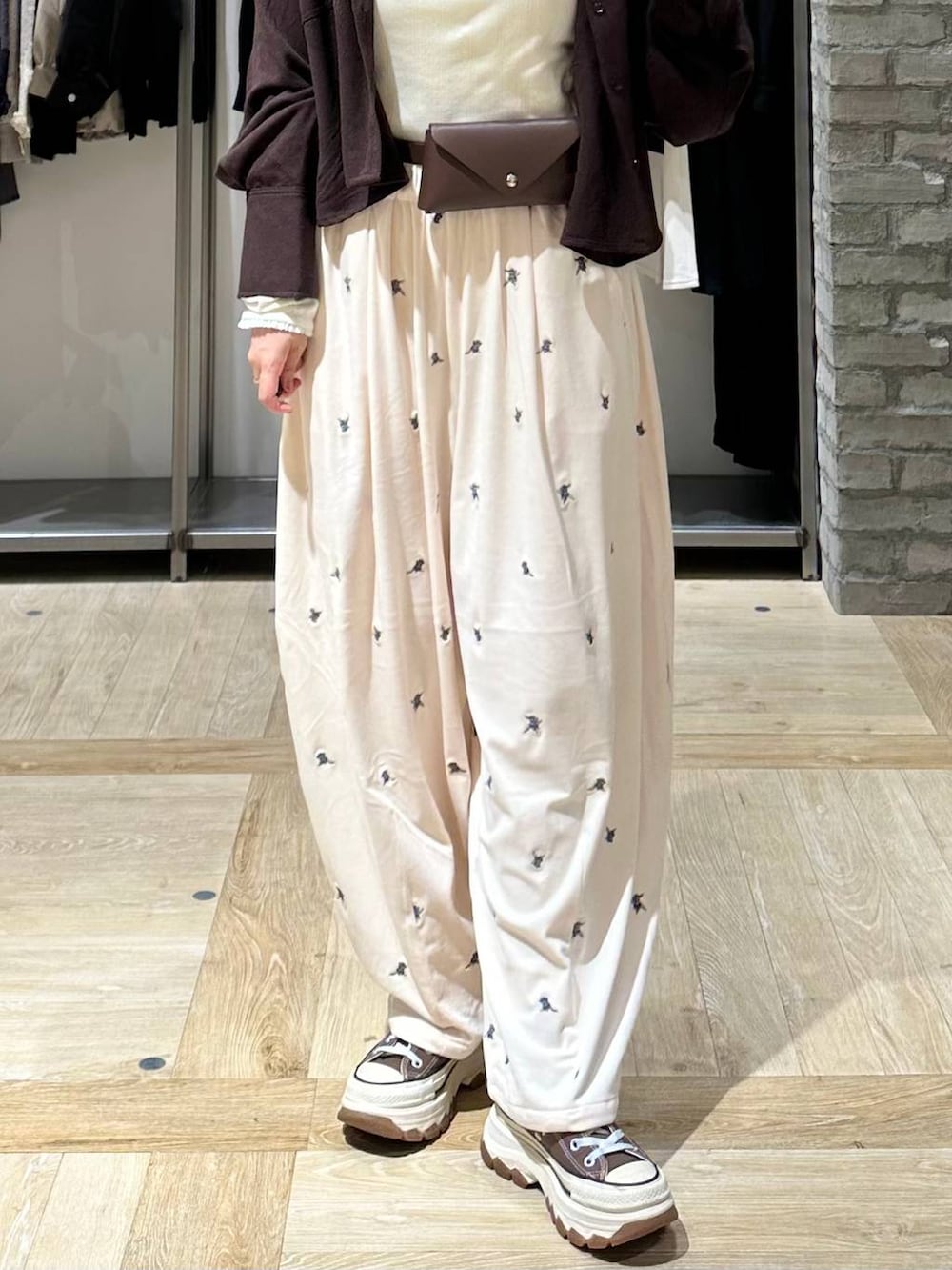 ホワイト系のその他パンツ、ブラウン系のシャツ/ブラウス、ホワイト系のTシャツ/カットソーを着用したレディースの秋コーディネートの5枚目の写真
