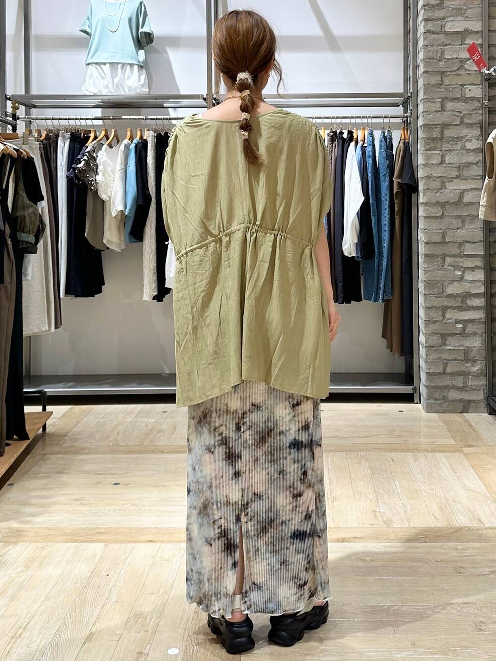 ホワイト系のサンダル、ホワイト系のハンドバッグ、ホワイト系のマタニティウェア/グッズを着用したレディースの夏コーディネートの3枚目の写真