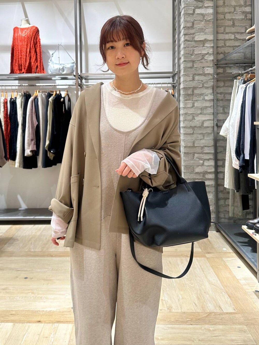 ホワイト系のTシャツ/カットソー、ブラウン系のテーラードジャケット、ブラック系のその他シューズを着用したレディースの春コーディネートの9枚目の写真