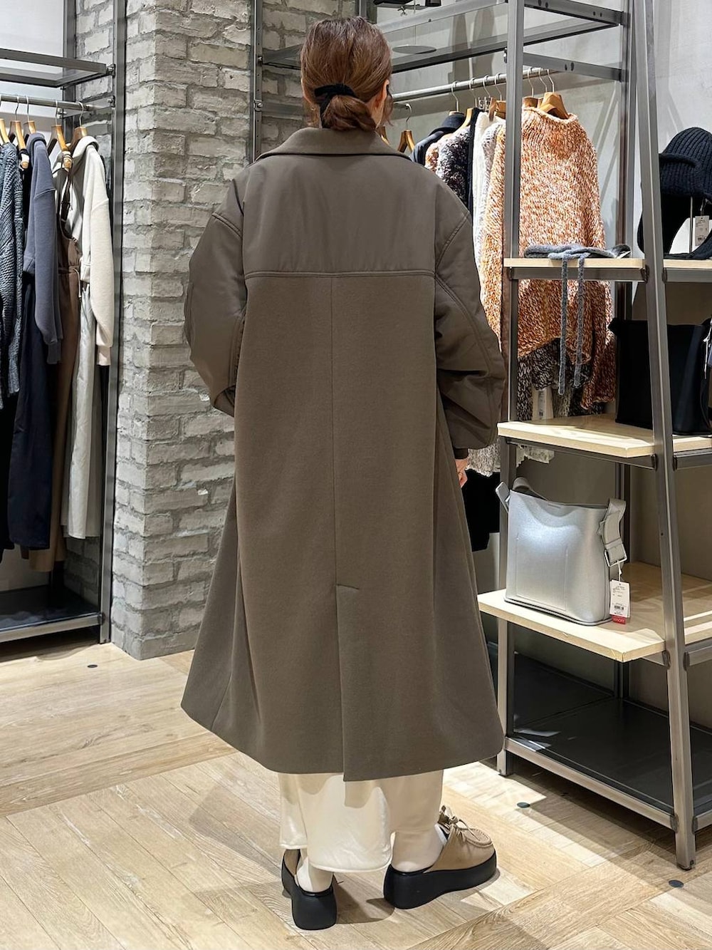 ホワイト系のTシャツ/カットソー、ホワイト系のスカート、ブラウン系のショルダーバッグを着用したレディースの冬コーディネートの7枚目の写真