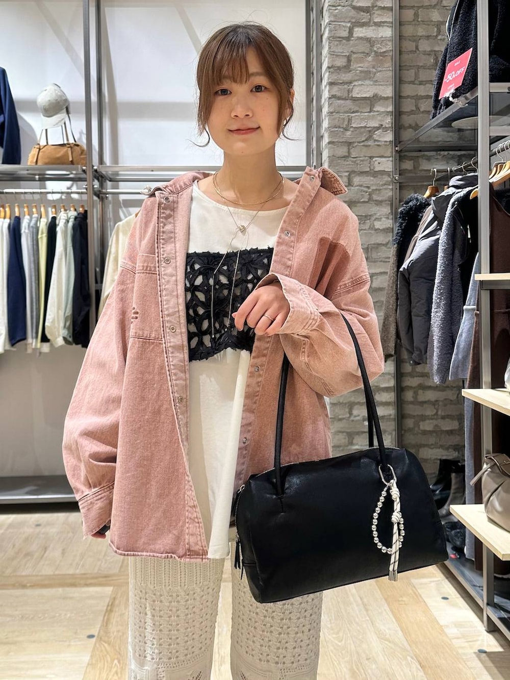 ブラック系のサンダル、ピンク系のシャツ/ブラウス、ホワイト系のシャツ/ブラウスを着用したレディースの冬コーディネートの4枚目の写真