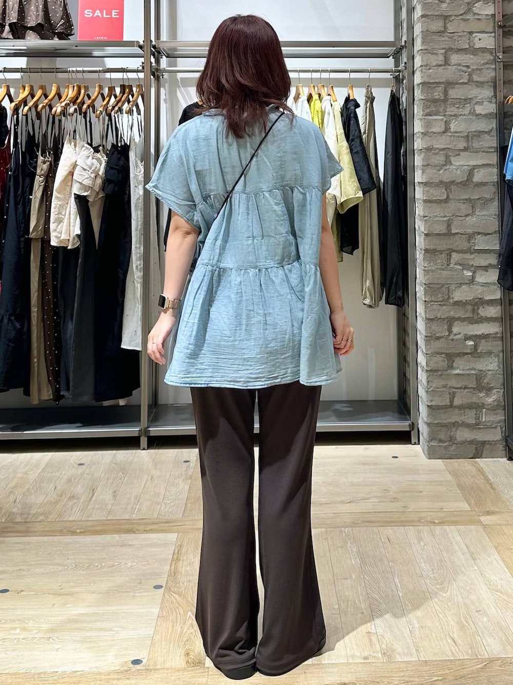 ブラック系のサンダル、ブラウン系のその他パンツ、ブルー系のマタニティウェア/グッズを着用したレディースの夏コーディネートの3枚目の写真