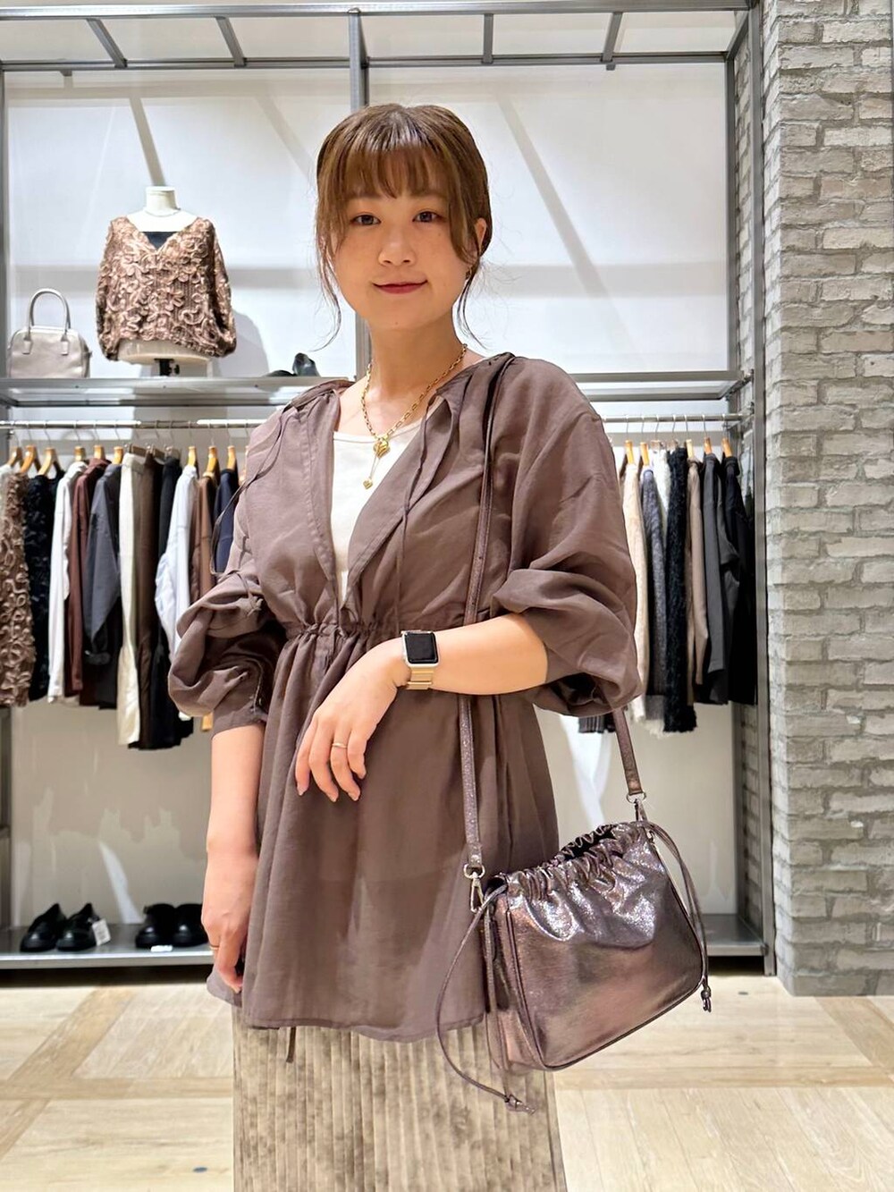 グリーン系のシャツ/ブラウス、ブラウン系のその他シューズ、グレー系のショルダーバッグを着用したレディースの秋コーディネートの5枚目の写真