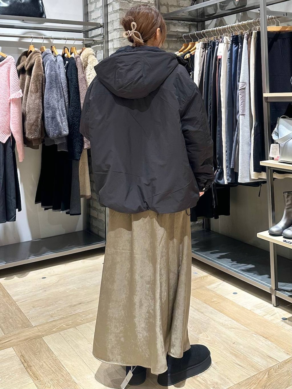 ブラック系のショルダーバッグ、ブラック系のその他アウター、ブラウン系のスカートを着用したレディースの秋コーディネートの6枚目の写真