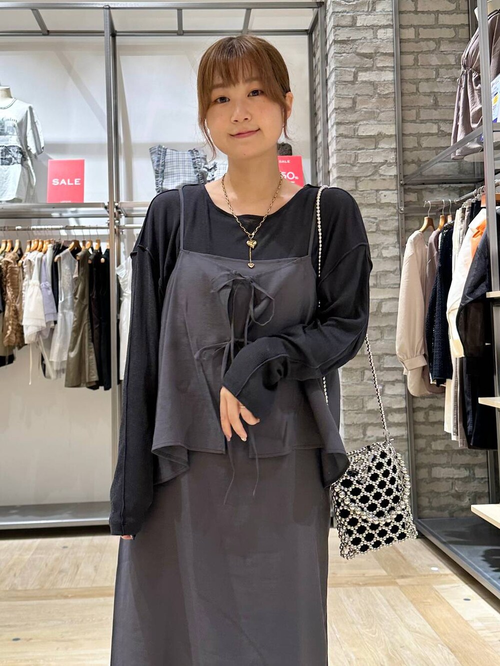 シルバー系のショルダーバッグ、ブラック系のその他パンツ、ブラック系のその他シューズを着用したレディースの夏コーディネートの5枚目の写真