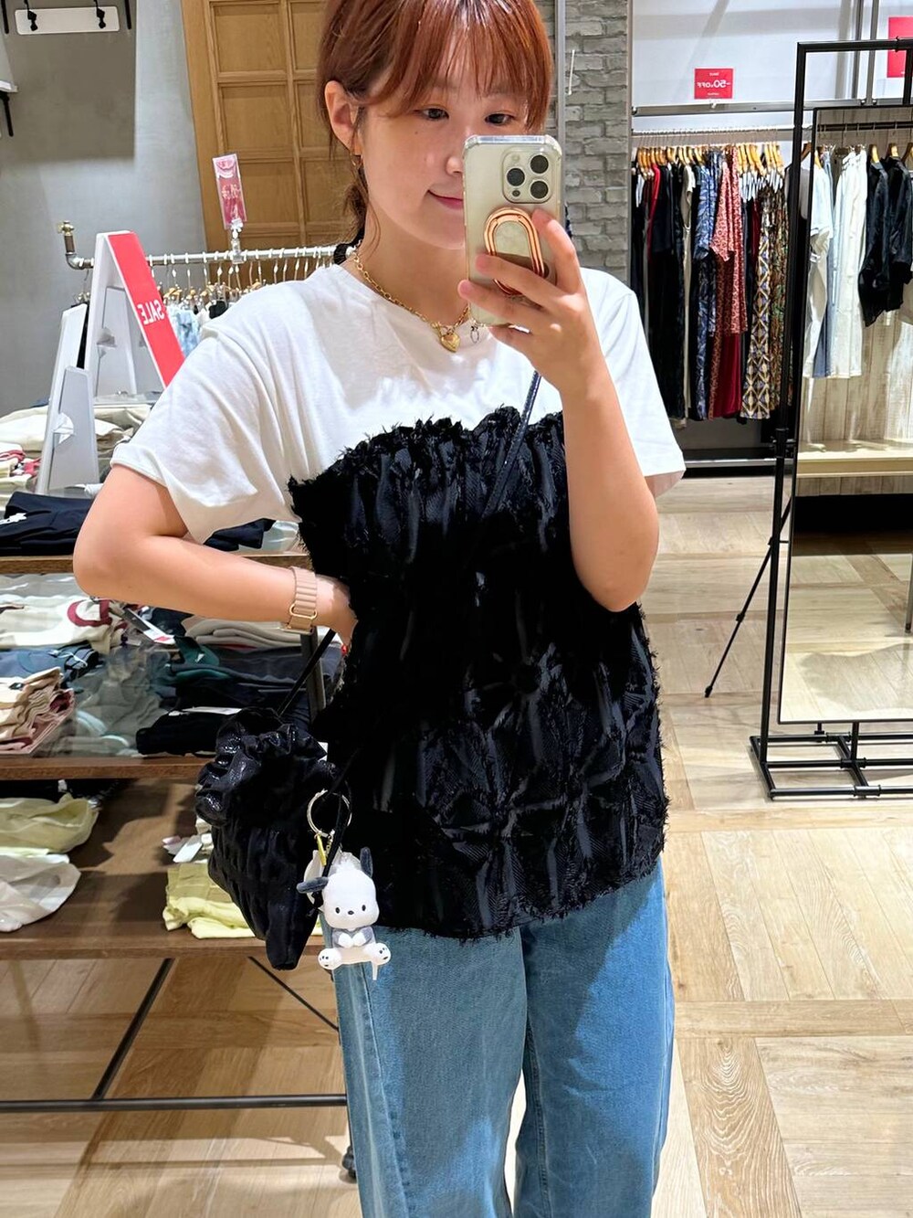 ブラック系のサンダル、ホワイト系のTシャツ/カットソー、ブラック系のショルダーバッグを着用したレディースの夏コーディネートの4枚目の写真