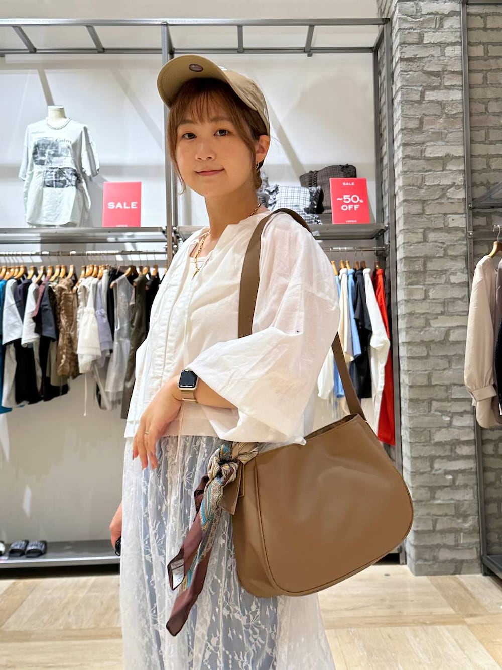 ベージュ系のショルダーバッグ、ブラック系のその他シューズ、イエロー系のバンダナ/スカーフを着用したレディースの夏コーディネートの7枚目の写真