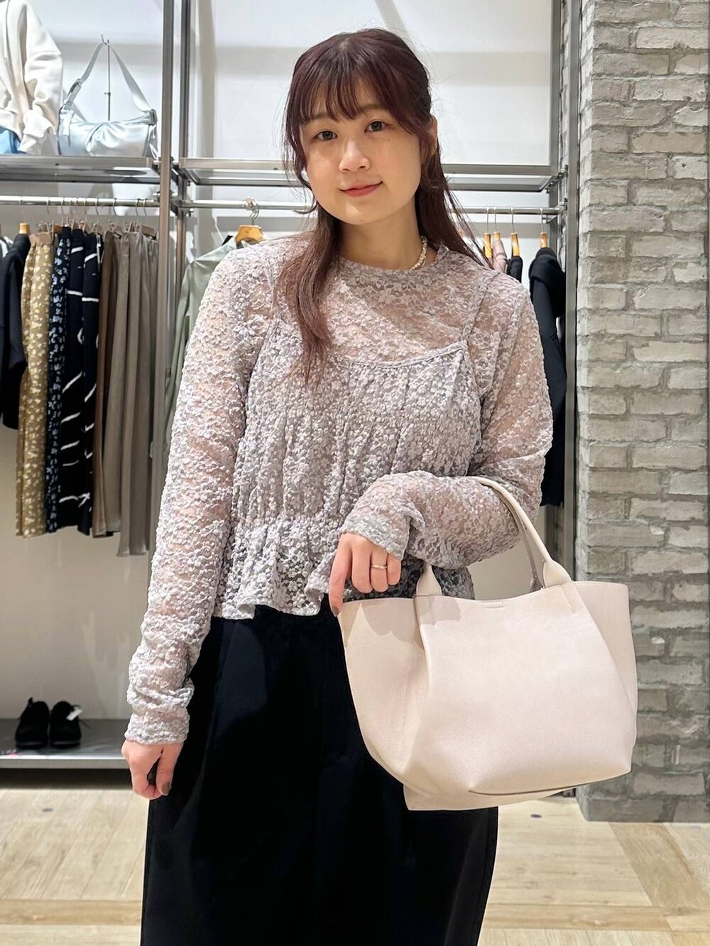 ブラック系のその他パンツ、ホワイト系のトートバッグ、グレー系のTシャツ/カットソーを着用したレディースの春コーディネートの4枚目の写真