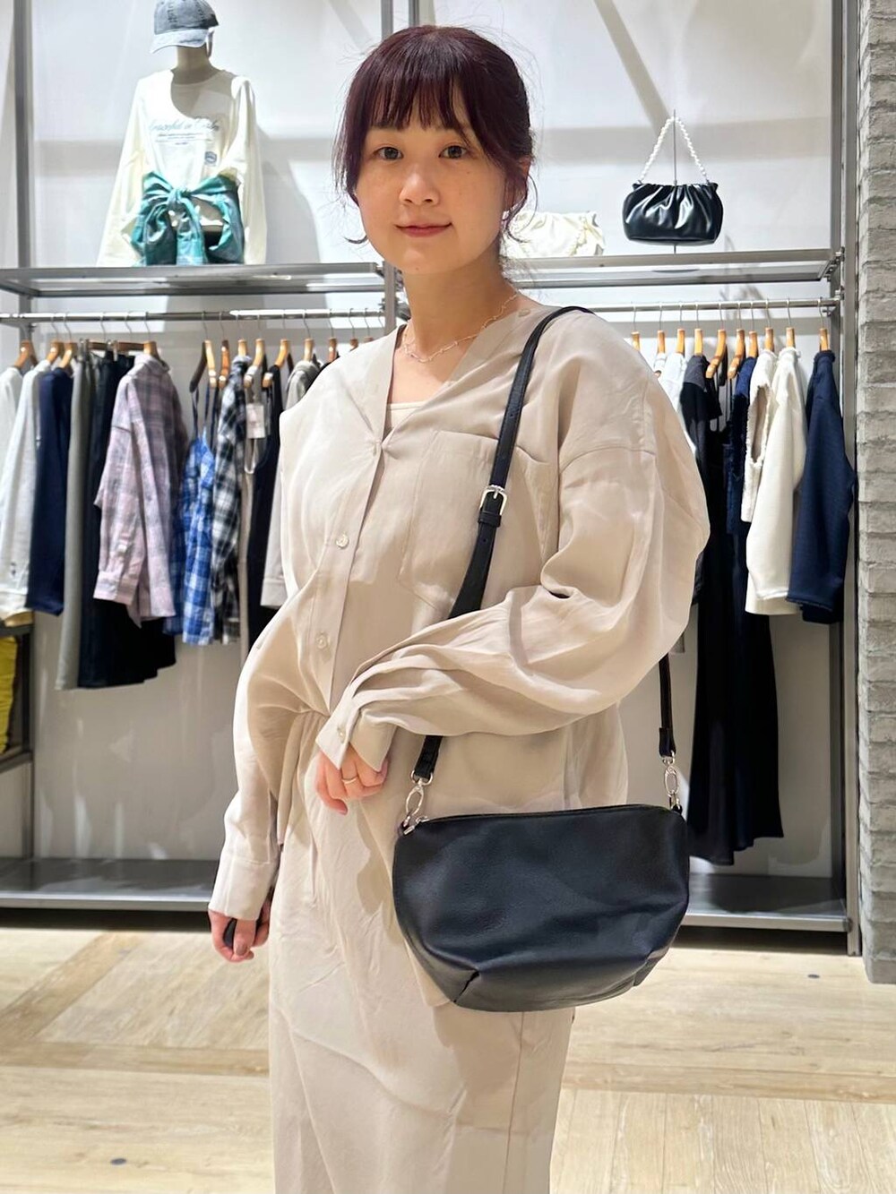 ブラック系のその他シューズ、ブラック系のトートバッグ、ベージュ系のスカートを着用したレディースの春コーディネートの4枚目の写真