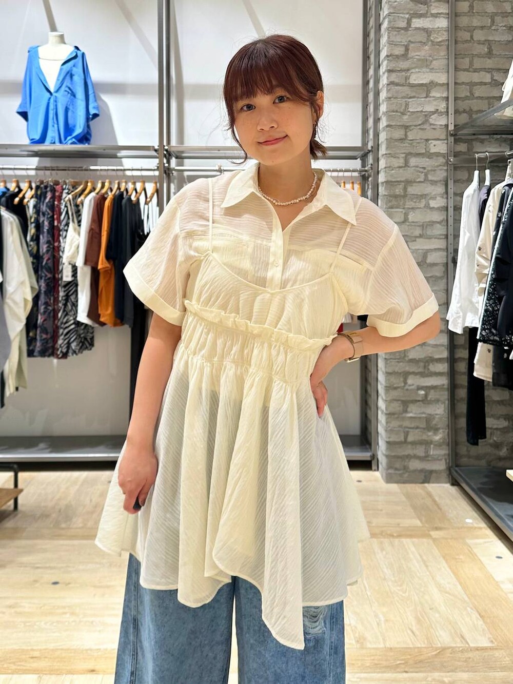 ブルー系のデニムパンツ、ホワイト系のその他トップスを着用したレディースの夏コーディネートの4枚目の写真