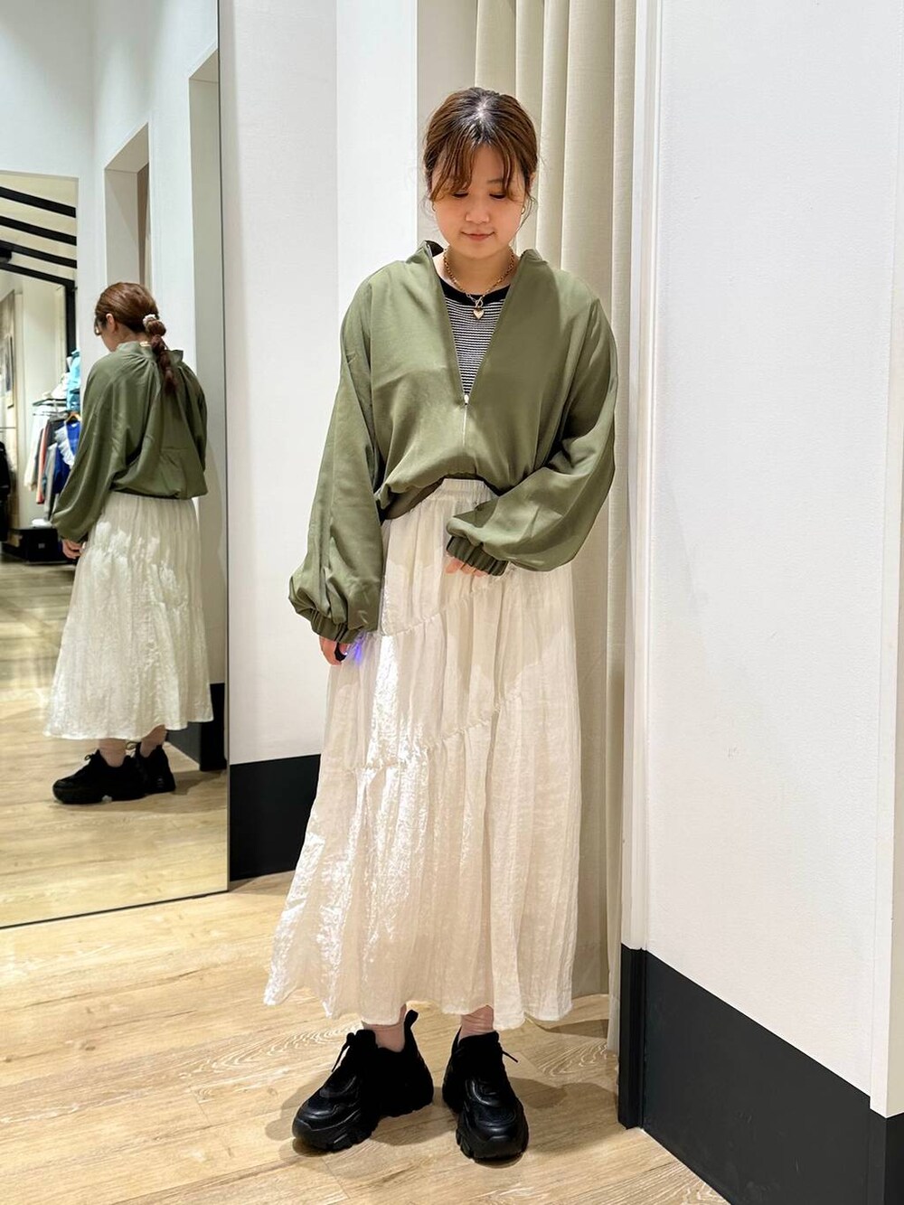 ブラック系のスニーカー、ホワイト系のショルダーバッグ、ホワイト系のTシャツ/カットソーを着用したレディースの春コーディネートの2枚目の写真