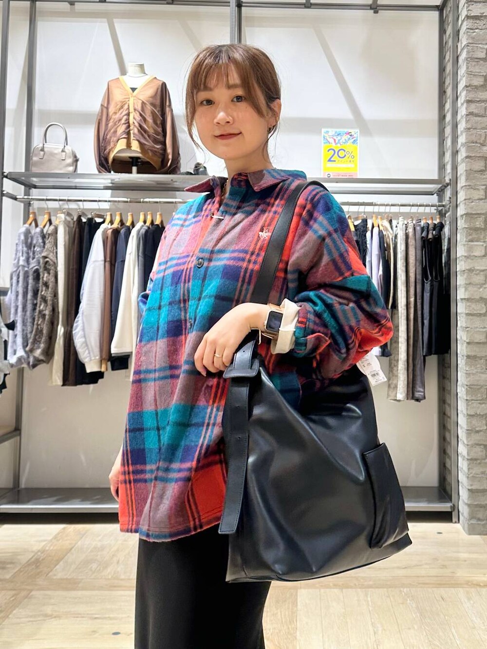 ブラック系のスカート、ホワイト系のスニーカー、ブラック系のショルダーバッグを着用したレディースの秋コーディネートの6枚目の写真