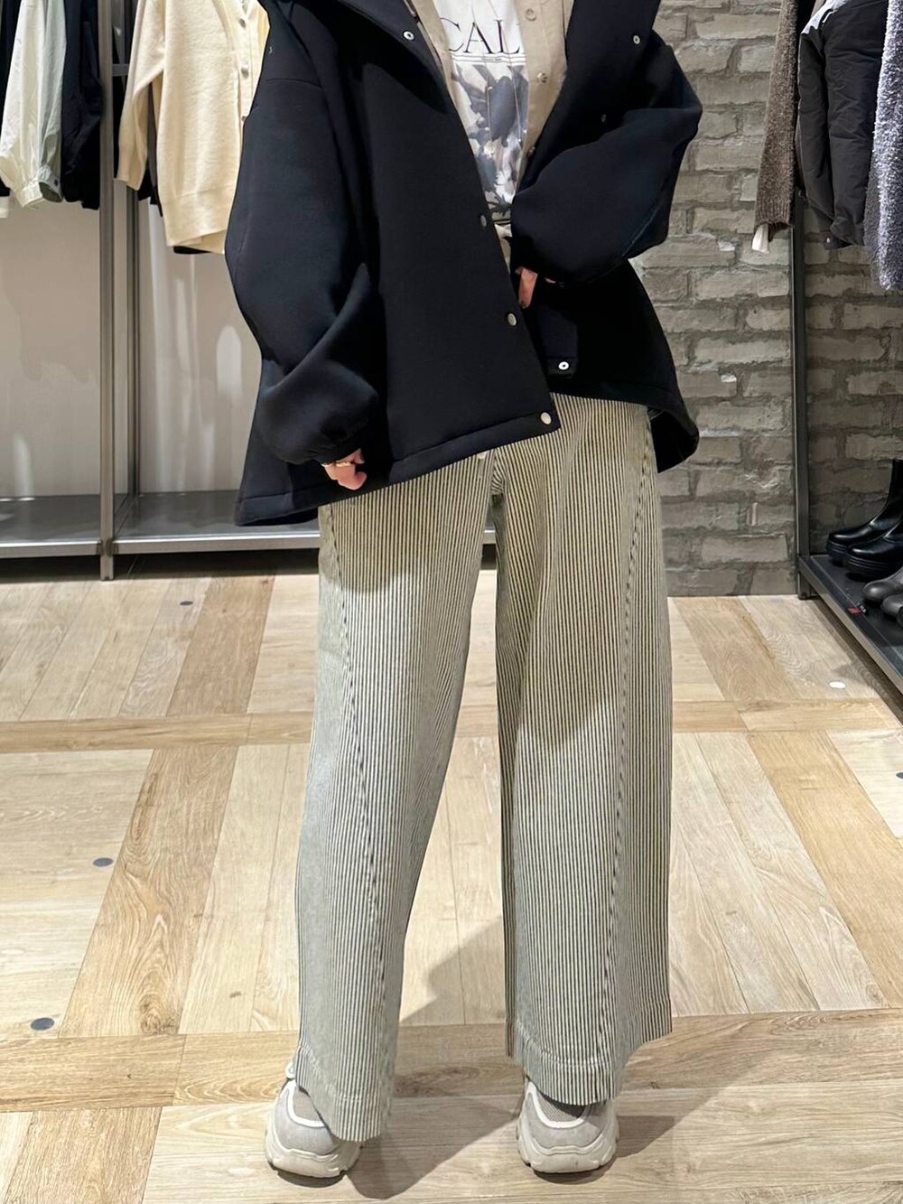 ブラック系のブルゾン、その他のショルダーバッグ、ベージュ系のシャツ/ブラウスを着用したレディースの冬コーディネートの4枚目の写真