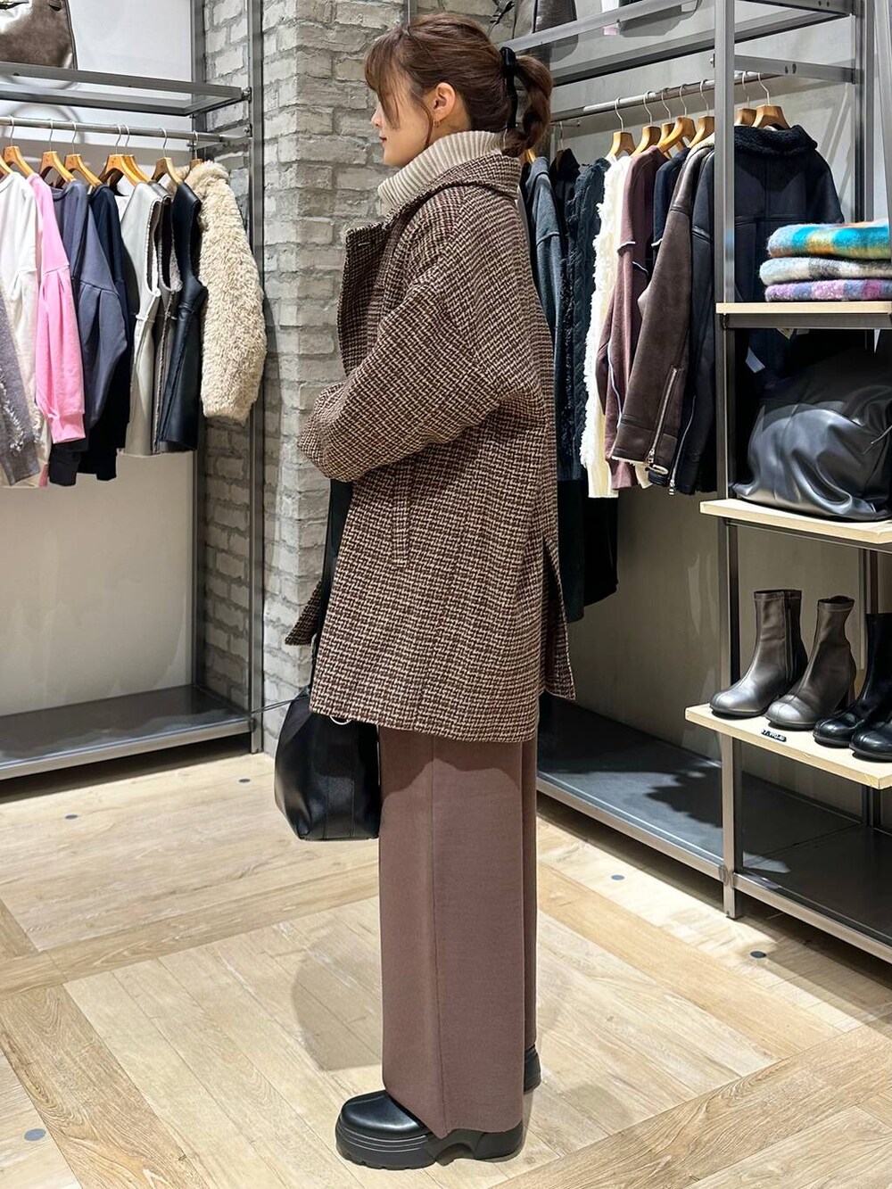 ホワイト系のカーディガン/ボレロ、ブラウン系のその他パンツ、ブラック系のショルダーバッグを着用したレディースの秋コーディネートの2枚目の写真