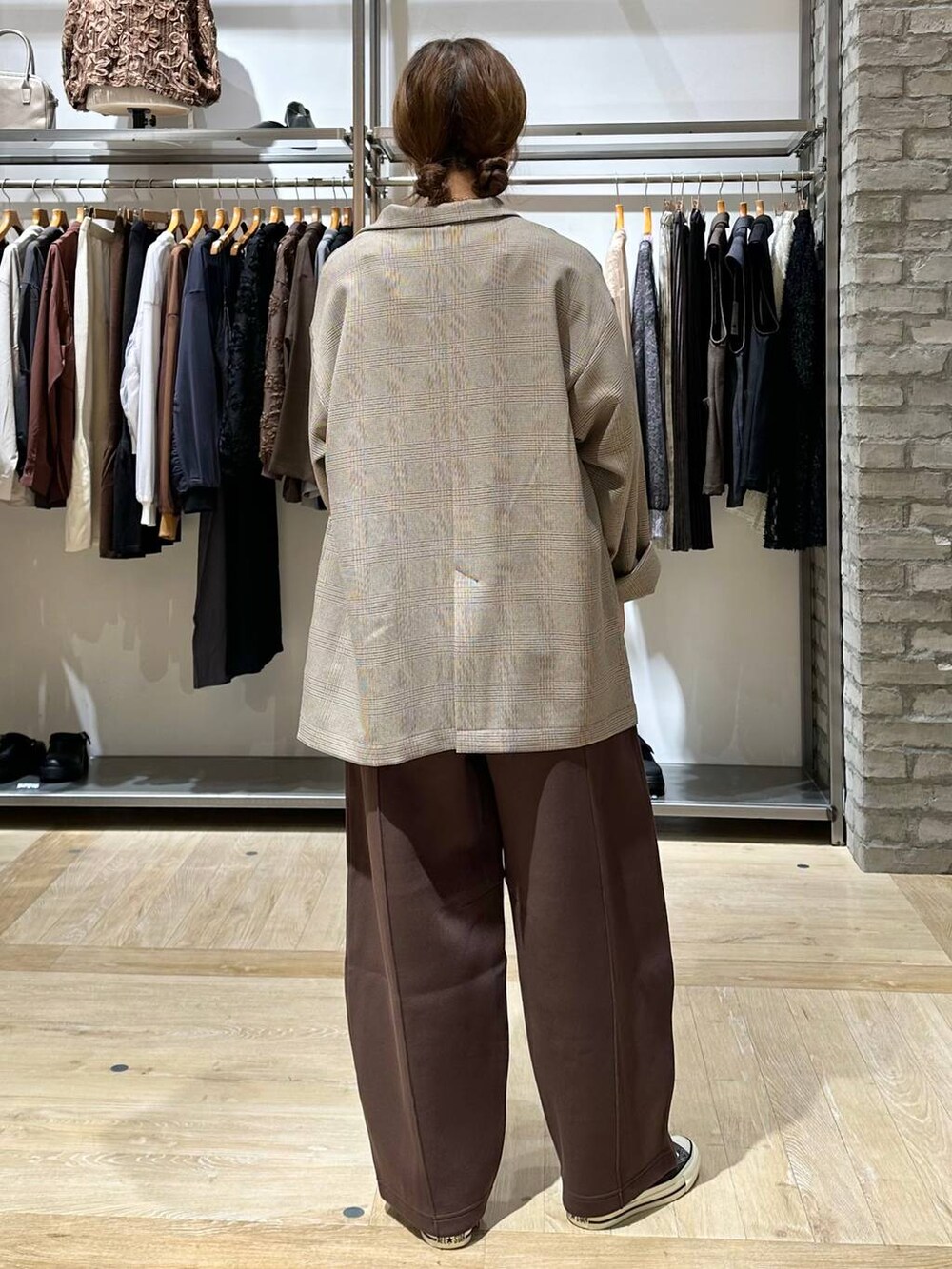 ホワイト系のTシャツ/カットソー、ブラウン系のスニーカー、ブラウン系のスウェットパンツを着用したレディースの秋コーディネートの4枚目の写真