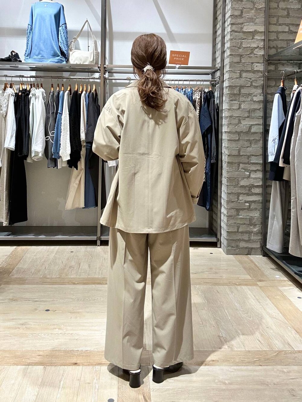 ベージュ系のその他パンツ、ベージュ系のキャミソール、ベージュ系のテーラードジャケットを着用したレディースの春コーディネートの3枚目の写真