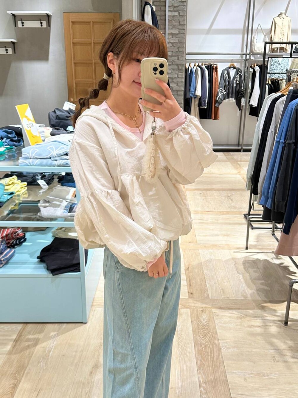 ブラック系のショルダーバッグ、ピンク系のTシャツ/カットソー、ブルー系のデニムパンツを着用したレディースの春コーディネートの4枚目の写真