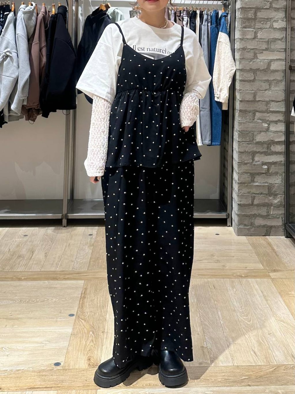 ブラック系のその他シューズ、ホワイト系のTシャツ/カットソー、ブラック系のサロペット/オーバーオールを着用したレディースの春コーディネートの5枚目の写真