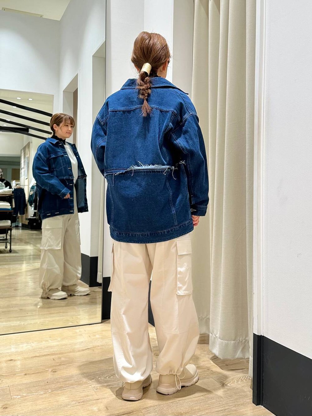 ホワイト系のTシャツ/カットソー、ホワイト系のカーゴパンツ、ブルー系のデニムジャケットを着用したレディースの冬コーディネートの3枚目の写真