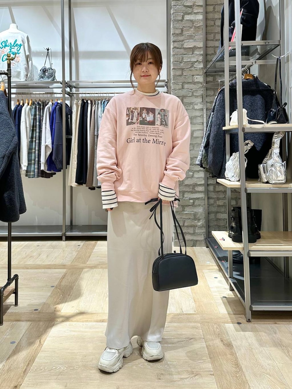 ホワイト系のスカート、ホワイト系のスニーカー、ホワイト系のその他アウターを着用したレディースの冬コーディネートの4枚目の写真