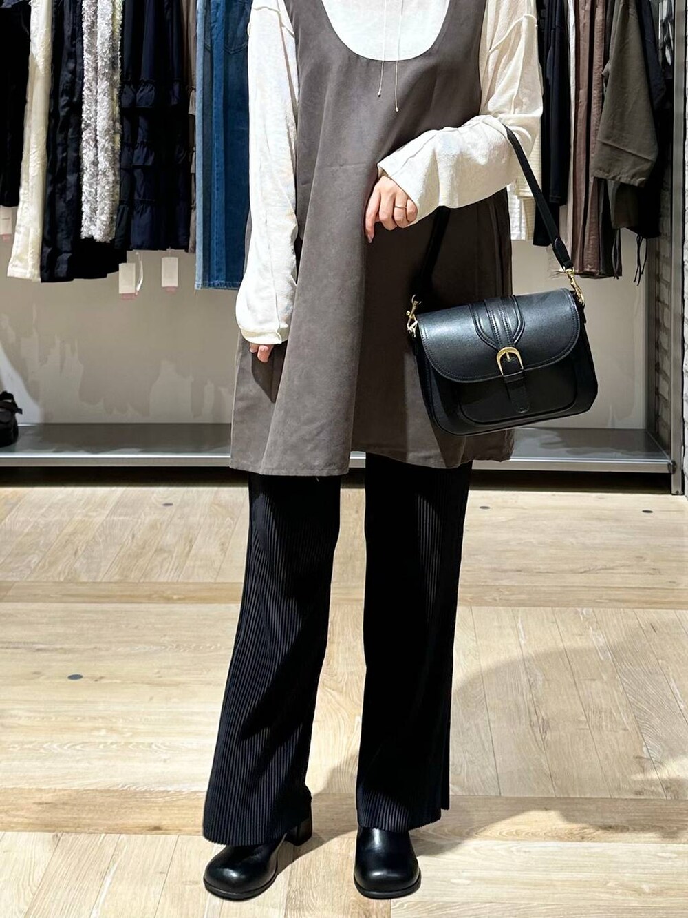 ブラック系のその他パンツ、ブラック系のその他シューズ、ブラック系のショルダーバッグを着用したレディースの秋コーディネートの6枚目の写真