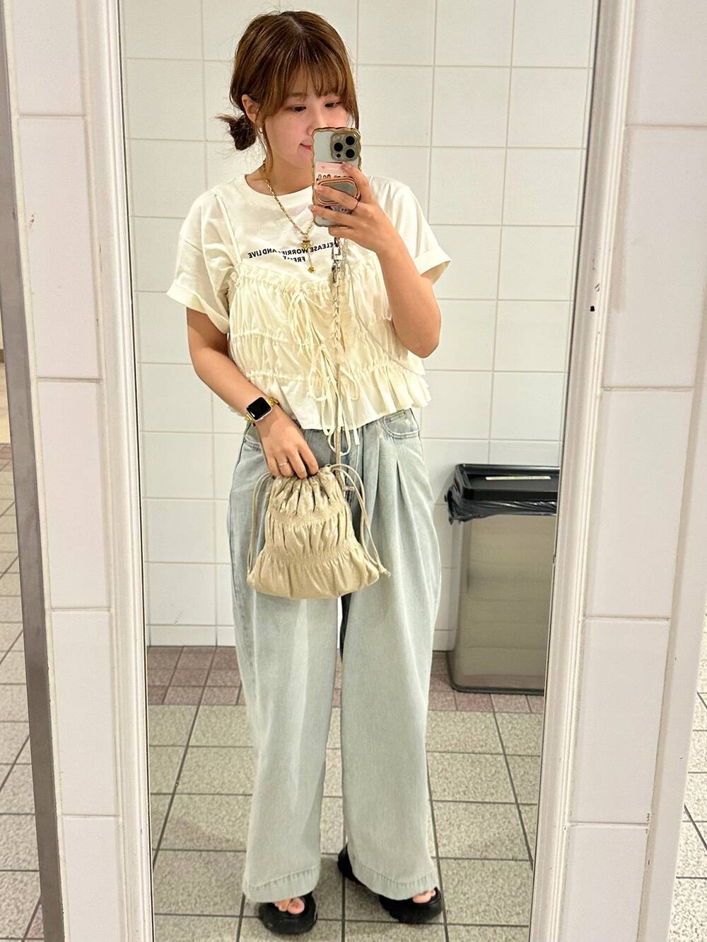 ブラック系のサンダル、ブルー系のデニムパンツ、ホワイト系のTシャツ/カットソーを着用したレディースの夏コーディネートの3枚目の写真