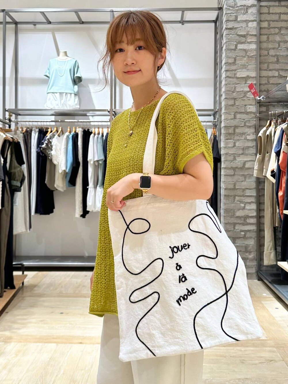 ホワイト系のスウェットパンツ、ホワイト系のサンダル、ホワイト系のトートバッグを着用したレディースの夏コーディネートの6枚目の写真